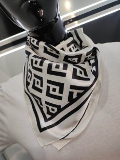 Ekrü-Fekete Mintás Hebe Szatén Kendő