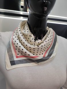 Ekrü Pöttyös-Csíkos Hebe Szatén Kendő