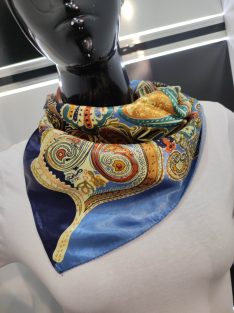 Kék Mintás Hebe Szatén Kendő