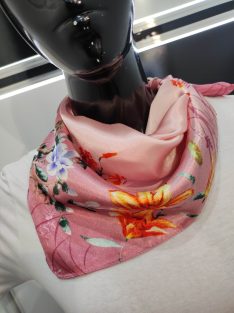 Púder Ombre Virágos Hebe Szatén Kendő