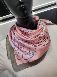 Rózsaszín-Szürke Rózsás Hebe Szatén Kendő