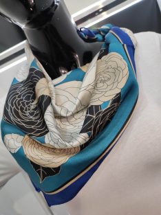 Barna-Fekete-Ekrü Rózsás Tilia Sál