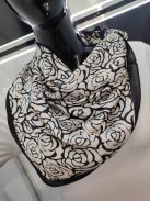 Ekrü-Fekete Rózsa Mintás Tilia Sál